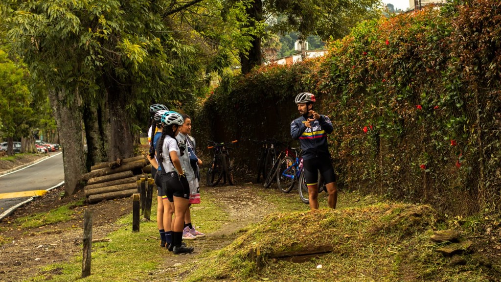 Pacho explica técnica en sendero