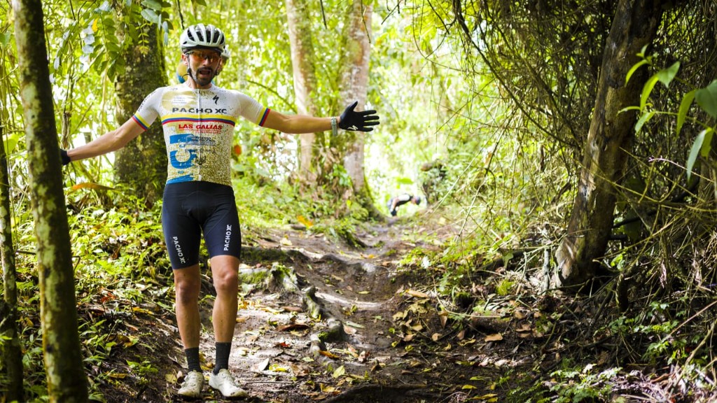 Pacho en sendero con jersey PACHOXC